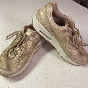 Nike women’s air max tennis shoes